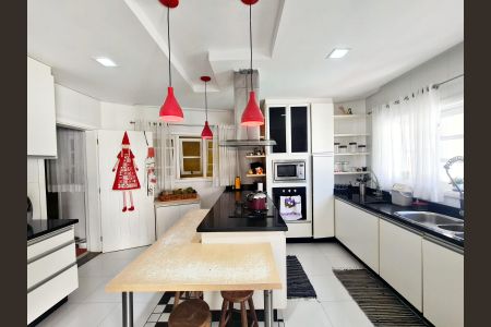 Casa à venda com 585m², 4 quartos e 4 vagas Casa à venda com 585m², 4 quartos e 4 vagasCozinha