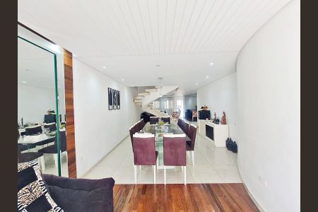 Casa à venda com 585m², 4 quartos e 4 vagas Casa à venda com 585m², 4 quartos e 4 vagasSala de Jantar