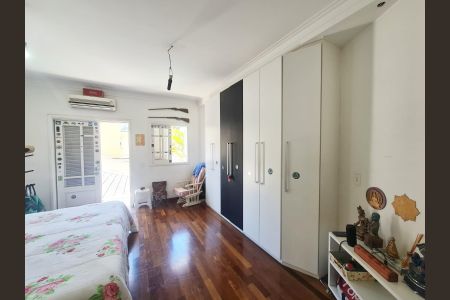 Casa à venda com 585m², 4 quartos e 4 vagas Casa à venda com 585m², 4 quartos e 4 vagasSuíte 3