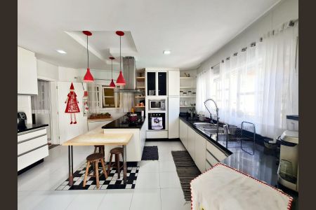 Casa à venda com 585m², 4 quartos e 4 vagas Casa à venda com 585m², 4 quartos e 4 vagasCozinha