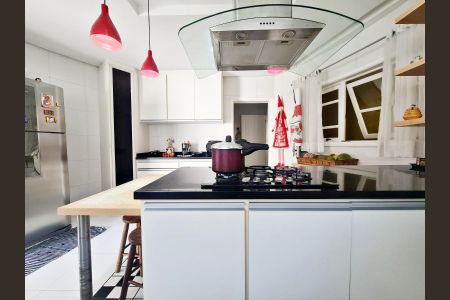 Casa à venda com 585m², 4 quartos e 4 vagas Casa à venda com 585m², 4 quartos e 4 vagasCozinha