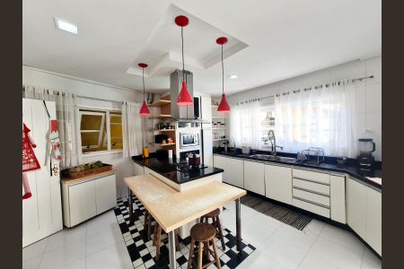 Casa à venda com 585m², 4 quartos e 4 vagas Casa à venda com 585m², 4 quartos e 4 vagasCozinha