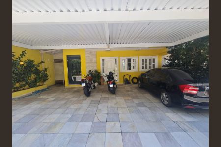 Casa à venda com 585m², 4 quartos e 4 vagas Casa à venda com 585m², 4 quartos e 4 vagasGaragem