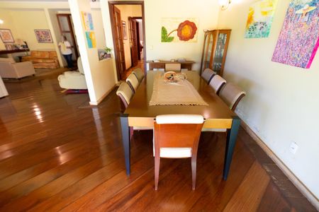 Casa de condomínio à venda com 350m², 3 quartos e 4 vagas Casa de condomínio à venda com 350m², 3 quartos e 4 vagasSALA DE JANTAR