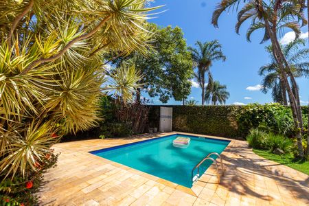 Casa de condomínio à venda com 350m², 3 quartos e 4 vagas Casa de condomínio à venda com 350m², 3 quartos e 4 vagasÁREA EXTERNA FUNDOS PISCINA