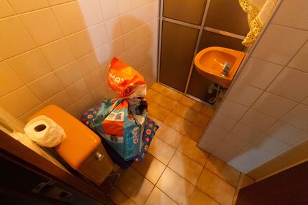 Casa de condomínio à venda com 350m², 3 quartos e 4 vagas Casa de condomínio à venda com 350m², 3 quartos e 4 vagasBANHEIRO DA ÁREA DE SERVIÇO