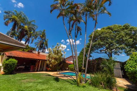 Casa de condomínio à venda com 350m², 3 quartos e 4 vagas Casa de condomínio à venda com 350m², 3 quartos e 4 vagasÁREA EXTERNA FUNDOS