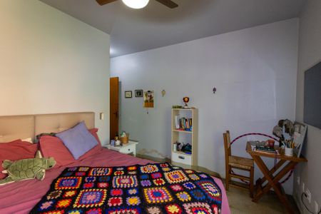 Casa à venda com 440m², 5 quartos e 4 vagas Casa à venda com 440m², 5 quartos e 4 vagasQuarto 3