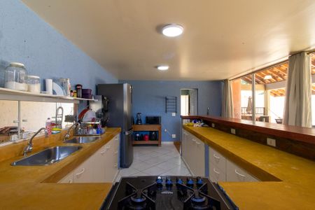 Casa à venda com 440m², 5 quartos e 4 vagas Casa à venda com 440m², 5 quartos e 4 vagasCozinha 2