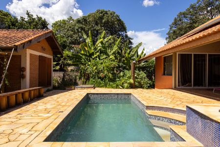 Casa à venda com 440m², 5 quartos e 4 vagas Casa à venda com 440m², 5 quartos e 4 vagasQuintal