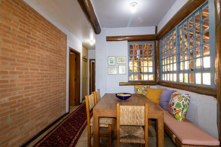 Casa à venda com 440m², 5 quartos e 4 vagas Casa à venda com 440m², 5 quartos e 4 vagasSala