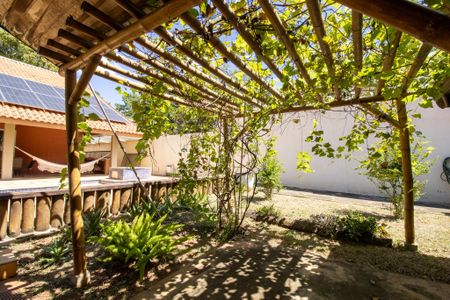 Casa à venda com 440m², 5 quartos e 4 vagas Casa à venda com 440m², 5 quartos e 4 vagasQuintal