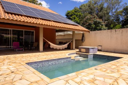 Casa à venda com 440m², 5 quartos e 4 vagas Casa à venda com 440m², 5 quartos e 4 vagasQuintal