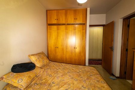 Casa à venda com 440m², 5 quartos e 4 vagas Casa à venda com 440m², 5 quartos e 4 vagasQuarto 4