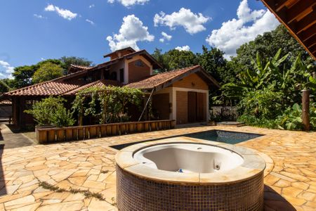 Casa à venda com 440m², 5 quartos e 4 vagas Casa à venda com 440m², 5 quartos e 4 vagasQuintal