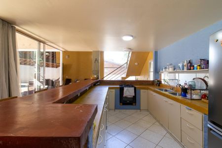 Casa à venda com 440m², 5 quartos e 4 vagas Casa à venda com 440m², 5 quartos e 4 vagasCozinha 2