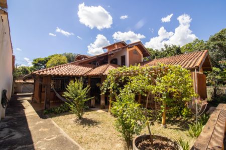 Casa à venda com 440m², 5 quartos e 4 vagas Casa à venda com 440m², 5 quartos e 4 vagasQuintal