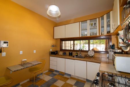 Casa à venda com 440m², 5 quartos e 4 vagas Casa à venda com 440m², 5 quartos e 4 vagasCozinha