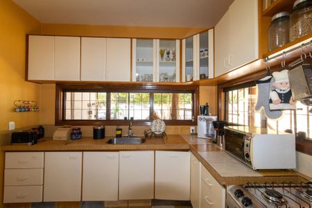 Casa à venda com 440m², 5 quartos e 4 vagas Casa à venda com 440m², 5 quartos e 4 vagasCozinha