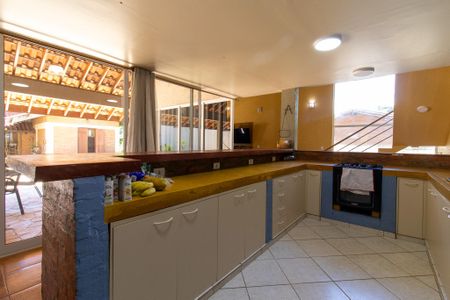 Casa à venda com 440m², 5 quartos e 4 vagas Casa à venda com 440m², 5 quartos e 4 vagasCozinha 2