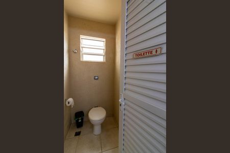 Casa à venda com 440m², 5 quartos e 4 vagas Casa à venda com 440m², 5 quartos e 4 vagasBanheiro Quintal