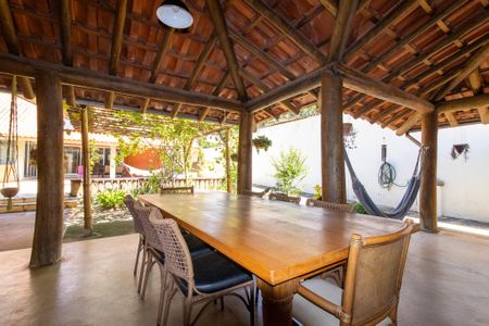 Casa à venda com 440m², 5 quartos e 4 vagas Casa à venda com 440m², 5 quartos e 4 vagasQuintal