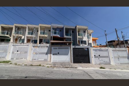 Casa à venda com 250m², 3 quartos e 2 vagas Casa à venda com 250m², 3 quartos e 2 vagasFachada