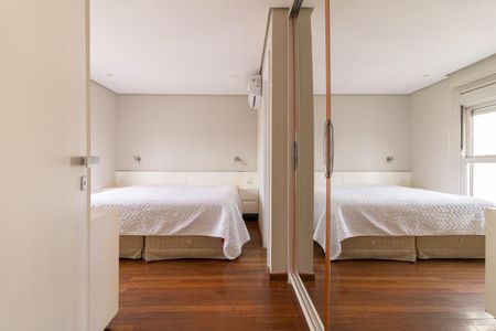 Apartamento à venda com 102m², 2 quartos e 2 vagas Apartamento à venda com 102m², 2 quartos e 2 vagas Suíte 1