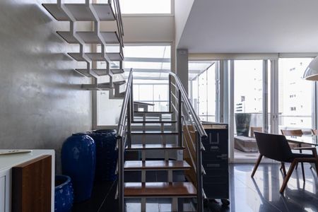 Apartamento à venda com 102m², 2 quartos e 2 vagas Apartamento à venda com 102m², 2 quartos e 2 vagasEscada