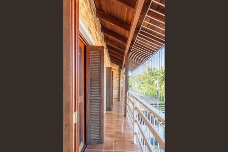 Casa à venda com 320m², 4 quartos e 2 vagas Casa à venda com 320m², 4 quartos e 2 vagasVaranda