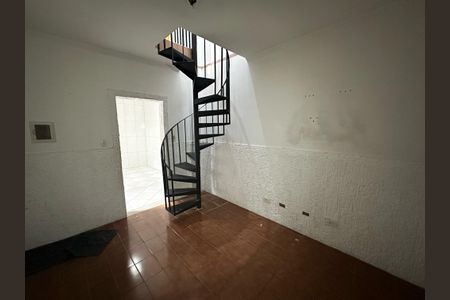 Casa à venda com 270m², 5 quartos e 2 vagas Casa à venda com 270m², 5 quartos e 2 vagasEscada