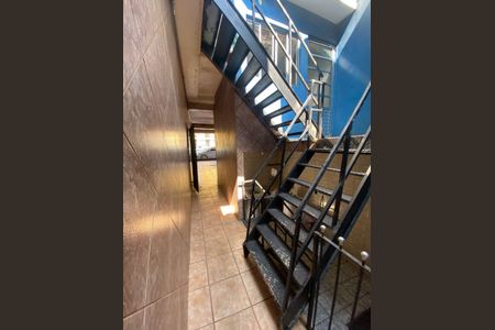 Casa à venda com 270m², 5 quartos e 2 vagas Casa à venda com 270m², 5 quartos e 2 vagasEscada