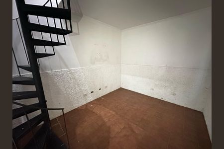 Casa à venda com 270m², 5 quartos e 2 vagas Casa à venda com 270m², 5 quartos e 2 vagasEscada