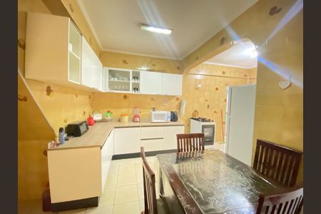 Casa à venda com 270m², 5 quartos e 2 vagas Casa à venda com 270m², 5 quartos e 2 vagasCozinha