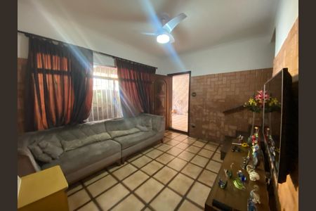 Casa à venda com 270m², 5 quartos e 2 vagas Casa à venda com 270m², 5 quartos e 2 vagasSala