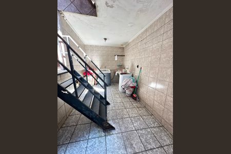 Casa à venda com 270m², 5 quartos e 2 vagas Casa à venda com 270m², 5 quartos e 2 vagasEscada