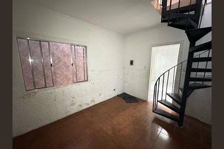 Casa à venda com 270m², 5 quartos e 2 vagas Casa à venda com 270m², 5 quartos e 2 vagasEscada