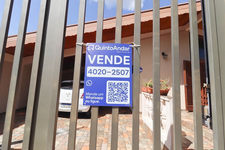 Casa à venda com 214m², 3 quartos e 3 vagas Casa à venda com 214m², 3 quartos e 3 vagasPlaca