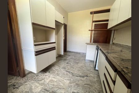 Casa de condomínio para alugar com 600m², 4 quartos e 8 vagas Casa de condomínio para alugar com 600m², 4 quartos e 8 vagasCozinha