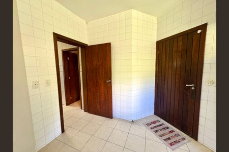 Casa de condomínio à venda com 460m², 4 quartos e 4 vagas Casa de condomínio à venda com 460m², 4 quartos e 4 vagasÁrea de Serviço