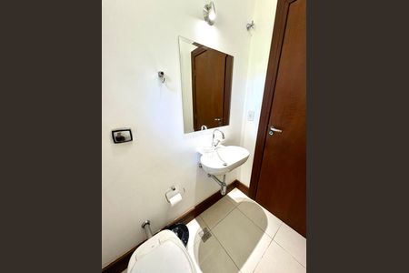 Casa de condomínio à venda com 460m², 4 quartos e 4 vagas Casa de condomínio à venda com 460m², 4 quartos e 4 vagasLavabo