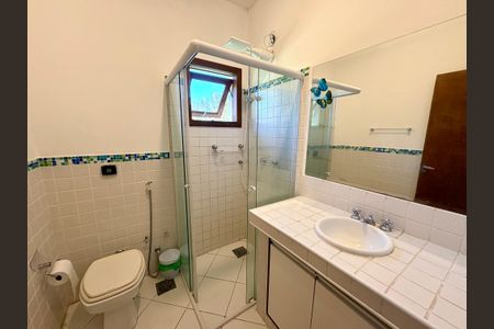 Casa de condomínio à venda com 460m², 4 quartos e 4 vagas Casa de condomínio à venda com 460m², 4 quartos e 4 vagasBanheiro da Suíte 1