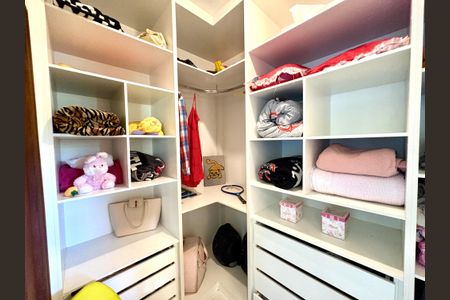 Casa de condomínio à venda com 460m², 4 quartos e 4 vagas Casa de condomínio à venda com 460m², 4 quartos e 4 vagasSuíte 2