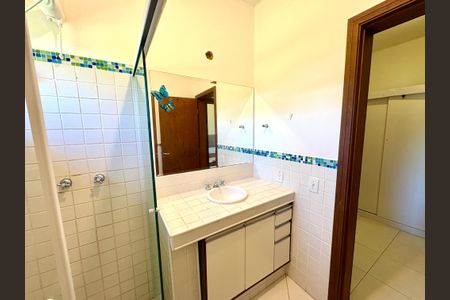 Casa de condomínio à venda com 460m², 4 quartos e 4 vagas Casa de condomínio à venda com 460m², 4 quartos e 4 vagasBanheiro da Suíte 1