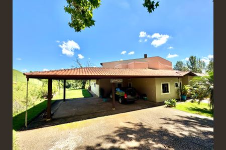 Casa de condomínio à venda com 460m², 4 quartos e 4 vagas Casa de condomínio à venda com 460m², 4 quartos e 4 vagasQuintal-Garagem