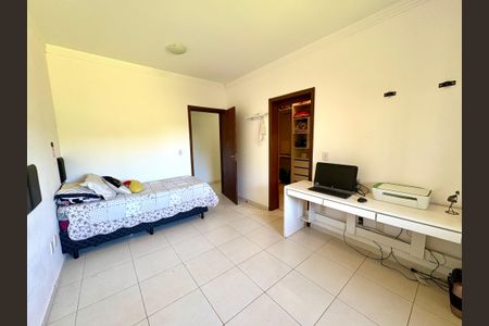 Casa de condomínio à venda com 460m², 4 quartos e 4 vagas Casa de condomínio à venda com 460m², 4 quartos e 4 vagasSuíte 2