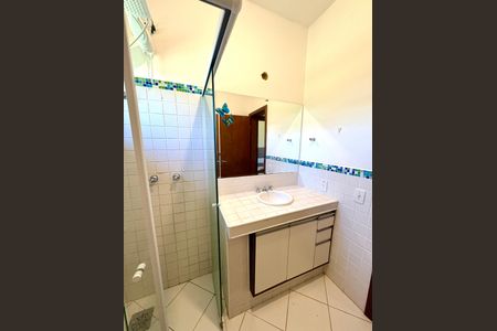 Casa de condomínio à venda com 460m², 4 quartos e 4 vagas Casa de condomínio à venda com 460m², 4 quartos e 4 vagasBanheiro da Suíte 1