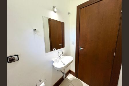 Casa de condomínio à venda com 460m², 4 quartos e 4 vagas Casa de condomínio à venda com 460m², 4 quartos e 4 vagasLavabo