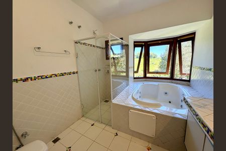 Casa de condomínio à venda com 460m², 4 quartos e 4 vagas Casa de condomínio à venda com 460m², 4 quartos e 4 vagasBanheiro da Suíte Master