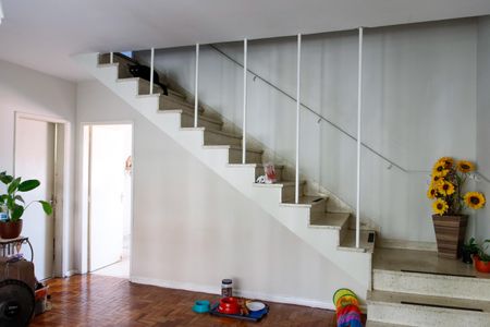 Casa à venda com 273m², 4 quartos e 2 vagas Casa à venda com 273m², 4 quartos e 2 vagasSala